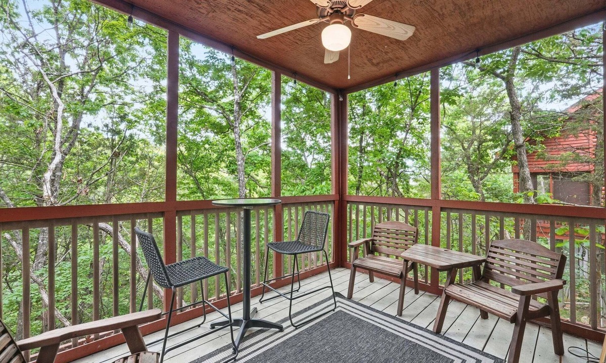Branson Theater District Cabin | Walk-in Log Cabin with Fireplace & Screened-in Balcony - Heart of Branson