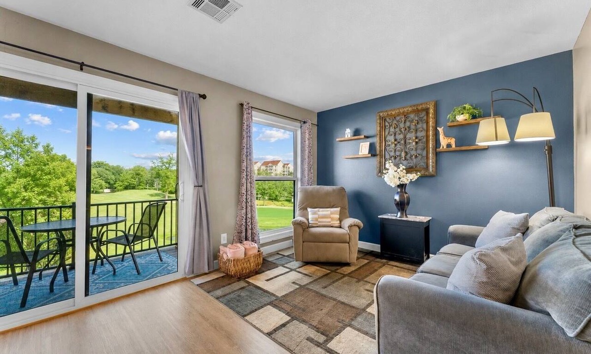 Table Rock Condo | Walk-In Pointe Royale Condo - Golf Course Pond View - Pools, Hot Tub & Clubhouse