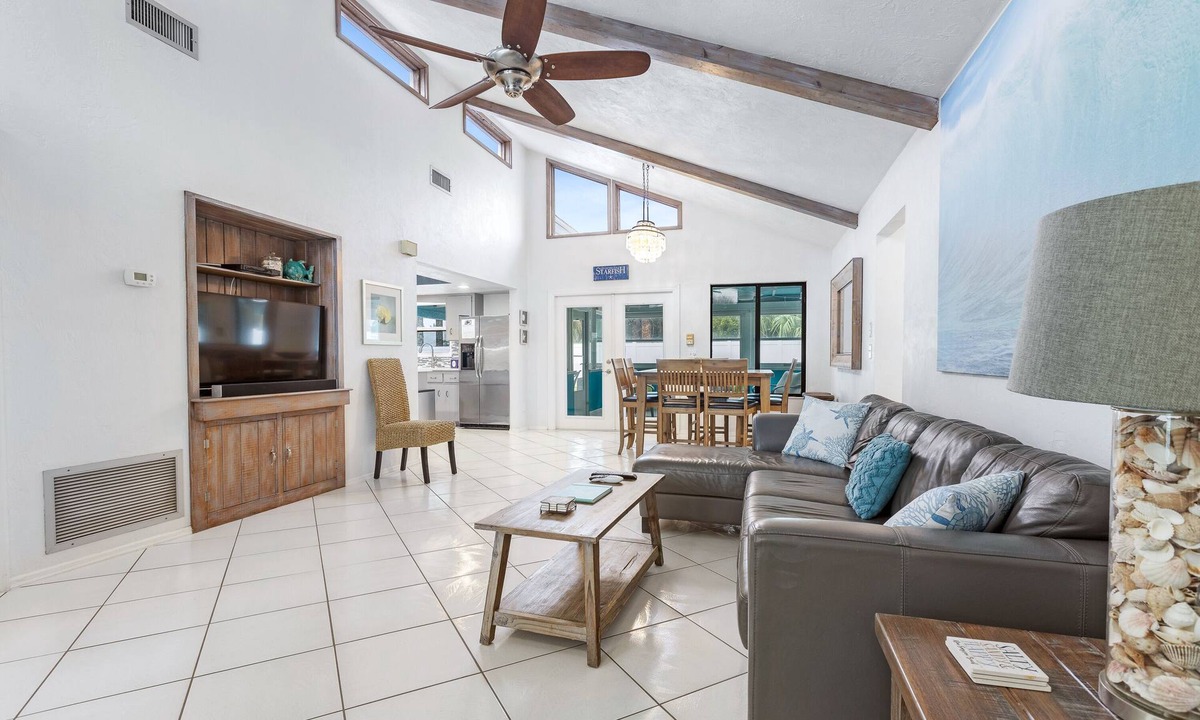 New Smyrna Beach House | 🌊Walk to Car Free Beach | Sunroom and BBQ Patio | Boat Launch Nearby | 4604K 🏖️
