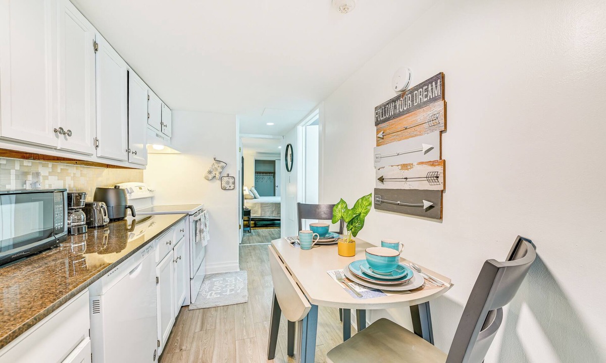 Albany Apartment | Walk to Downtown Albany: Ten Broeck Triangle Apt!