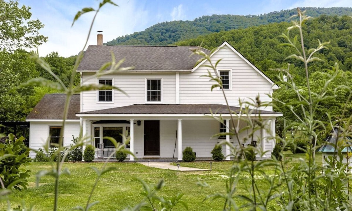 Haywood House | Walk to Old Rag | Hot Tub | Dog-Friendly Farmhouse