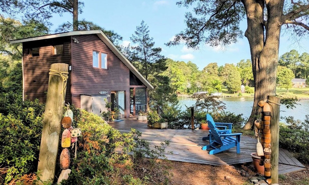 Callao Cabin | Waterfront Loft on the Yeocomico River - Kayaks, Dock & Swimming Pool
