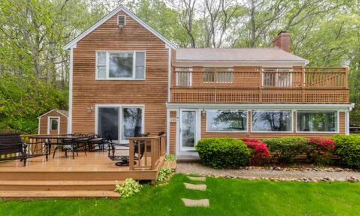 Mashpee House | Waterfront Mashpee 5Bed/3Bath house with AC and WiFi w/Private Beach