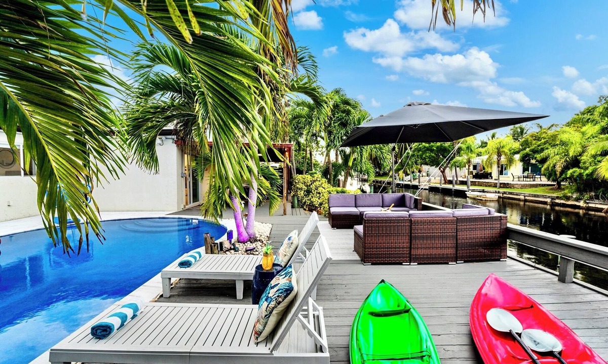 Boulevard Park Isles House | Waterfront Near Beach & Airport, HeatedPool&Kayaks, Game room
