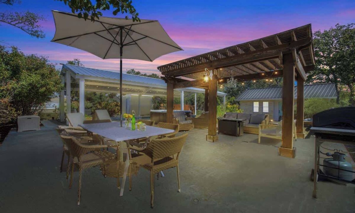 Fredericksburg House | Weitz Getaway with Private Pool + Two Hot Tubs