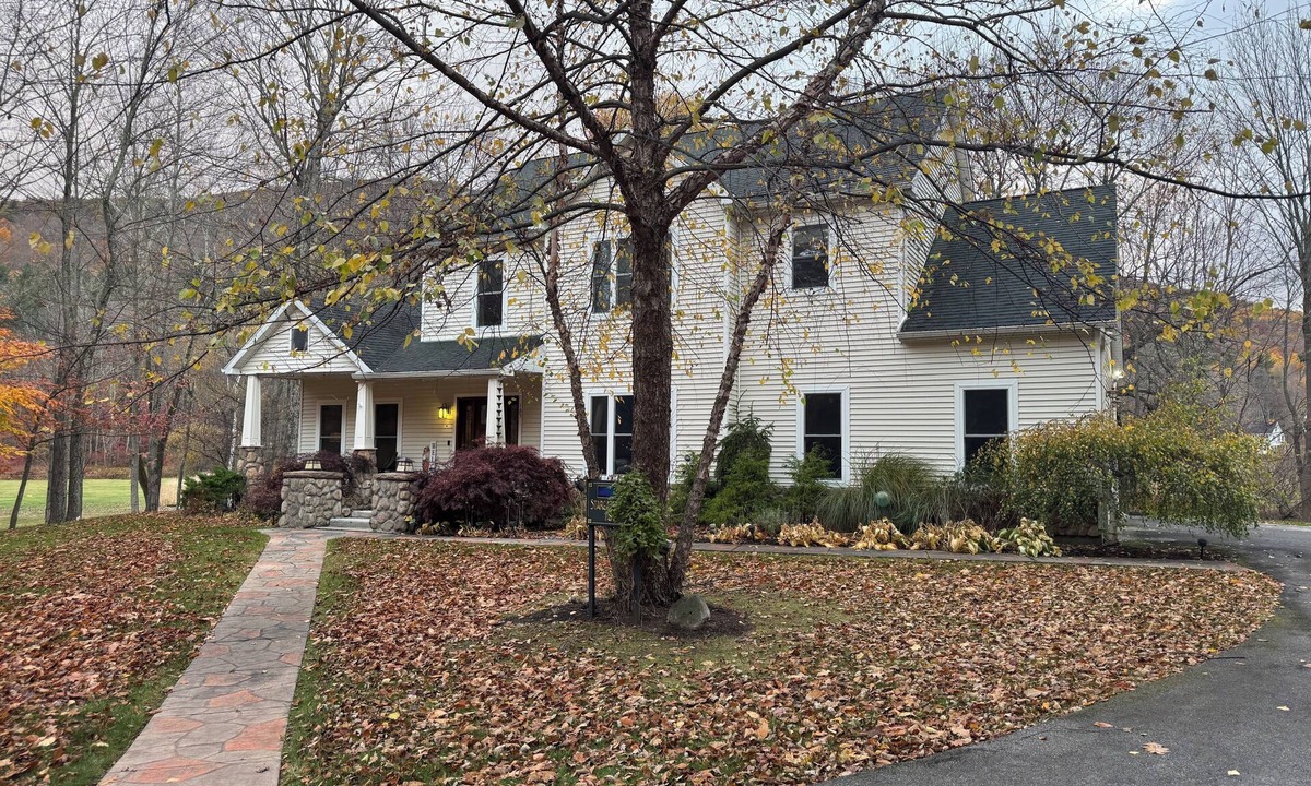 Arlington House | Welcome to Mountain View Manor in scenic Arlington, Vermont