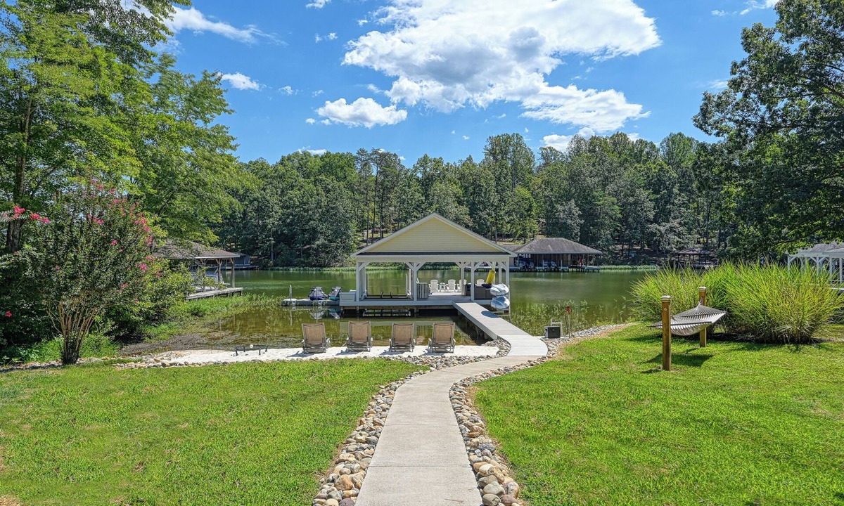 Blue Water House | Welcome to your Blue water Escape! A cozy 3-bedroom home on Lake Anna waterfront