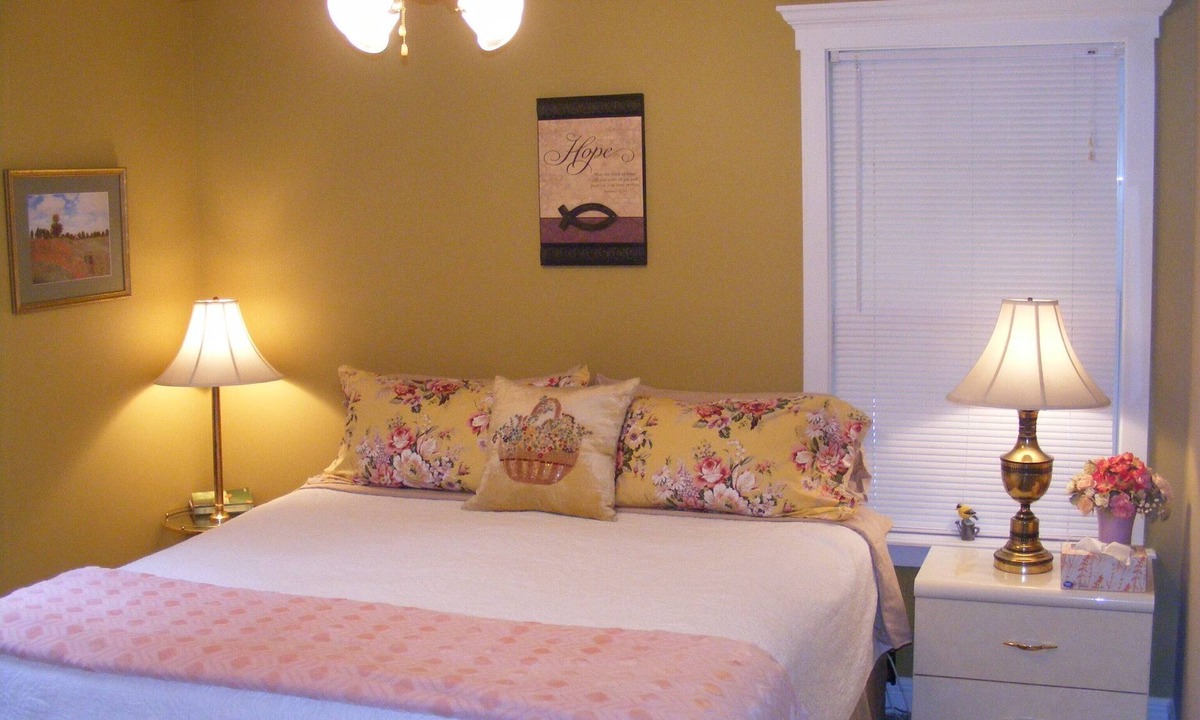 Flippin House | White River Retreat Featuring two New King Size Beds