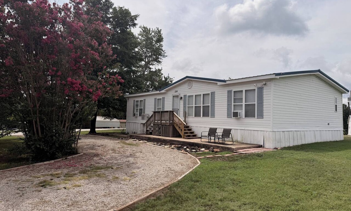 Salesville House | White River Trophy Trout Fishing – Fire Pit, Pet friendly, Sleeps 10, lake 2 mi.