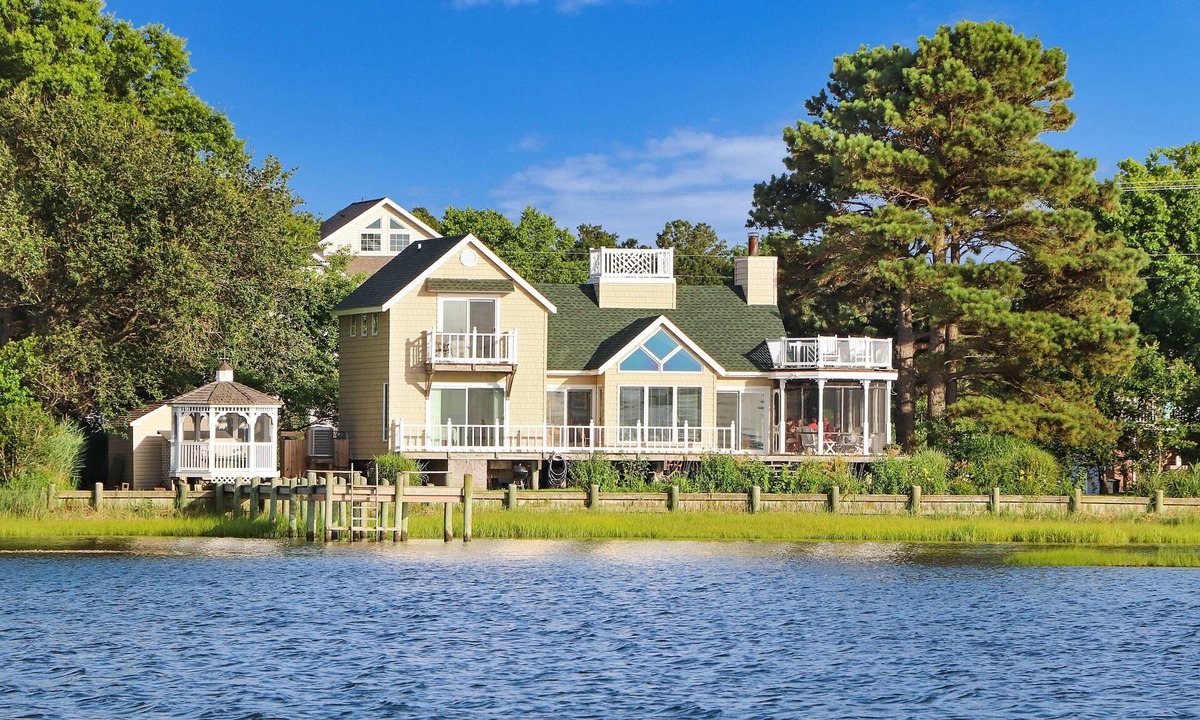 Chincoteague House | Windshadow | Bayfront Sunsets w/Screened Gazebo, Dock, Fireplace, Sky Deck Porch & Pet Friendly