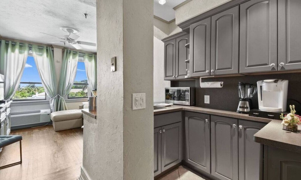 Palm Beach - West Palm Beach Condo | YELLOW ORCHID APARTMENT - Palm Beach - Pool-Beach