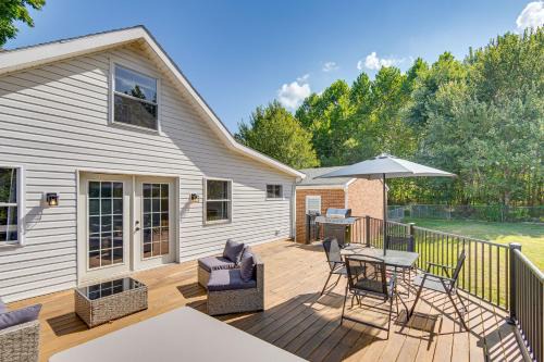 York House | York Farmhouse Hideaway Near Lake Redman