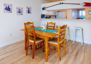 Bayberry Woods condo with fast WiFi, on-site pool, tennis & pickleball