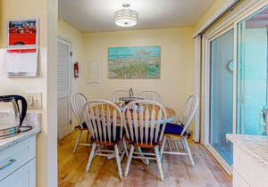 Bayberry Woods townhouse with access to pool/tennis, fireplace & washer/dryer
