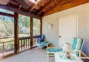 Bayberry Woods townhouse with access to pool/tennis, fireplace & washer/dryer
