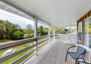 Cozy seaside escape with on-site tennis, pool & prime location