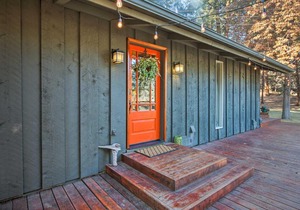 Rustic Bend House w/ Deck, Fire Pit & Yard! in Bend