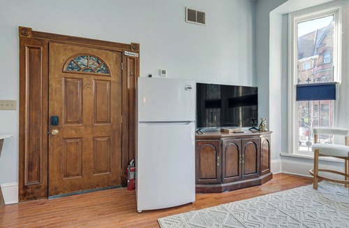 Downtown Baltimore Apartment | 1 Block to Penn Station-Baltimore! Urban Studio