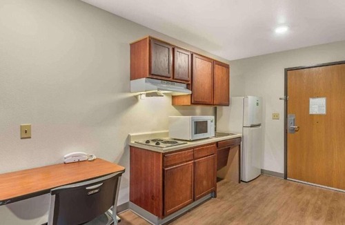 Little Rock Apartment | 1 Full Mobil Acc,RI Shower,Nsmk Kitchen|Studio 6 Little Rock