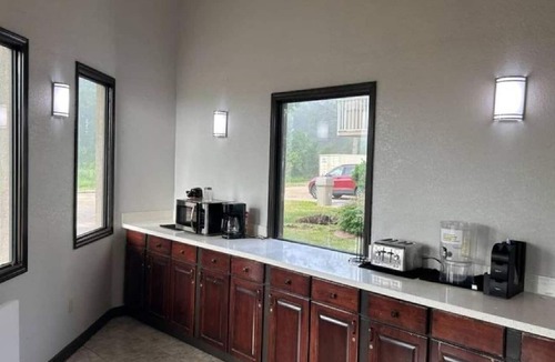 Little Rock Apartment | 1 Full Mobil Acc,RI Shower,Nsmk Kitchen|Studio 6 Little Rock