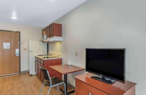 Little Rock Apartment | 1 Full Mobil Acc,RI Shower,Nsmk Kitchen|Studio 6 Little Rock