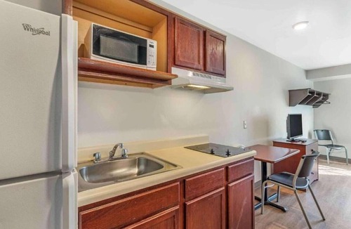 Little Rock Apartment | 1 Full Mobil Acc,RI Shower,Nsmk Kitchen|Studio 6 Little Rock