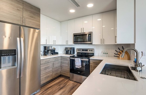 Crystal City Condo | 1 Mi to DCA Airport: Potomac Yard Apt w/Pool