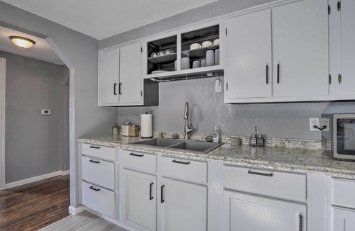 Rockaway Beach Cottage | 11 Mi to Dtwn Branson: Cottage in Rockaway Beach!