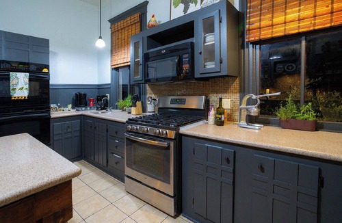 Comfort House | 1906 Haus Stay for 13 with Access to Pool Hot Tub