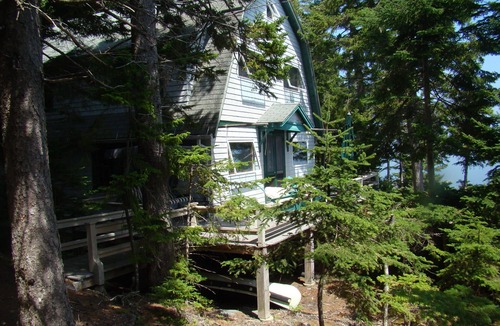Brooksville Cottage | 1930's Private Oceanfront Cottage