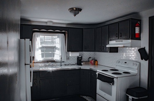 Albany Apartment | 1bd apt, 2 min walk to Albany med, off street parking and washer/dryer