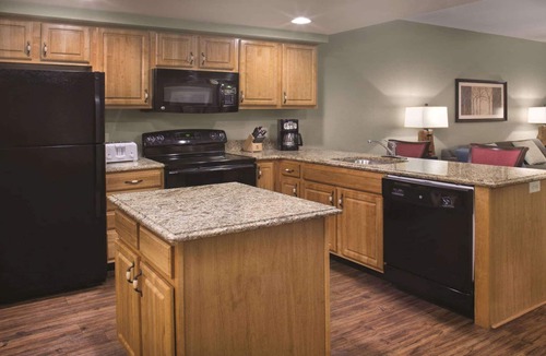 Table Rock Hotel | 1BD Deluxe/Branson - Pools, Gym, BBQ, Game Room!