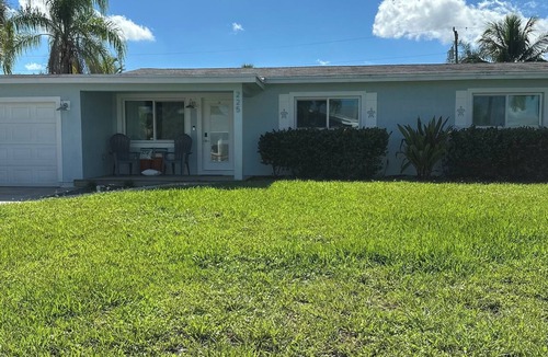 Stuart House | 2/2Cute & spotless Paddle, Kayak, Bike, hike,