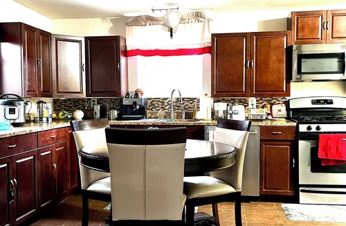 Falls Church House | 2 Bdrm Aloha home Falls Church