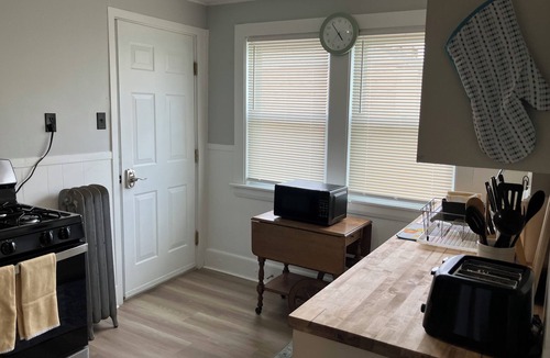 Dover Apartment | 2-Bedroom Apt Near UNH, Portsmouth! - Parking, Full Kitchen, Free Wine!