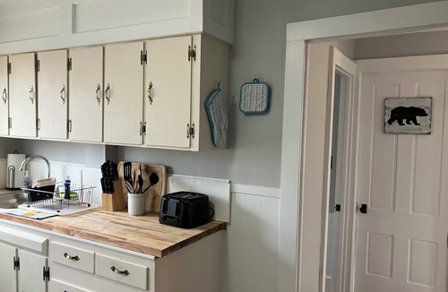 Dover Apartment | 2-Bedroom Apt Near UNH, Portsmouth! - Parking, Full Kitchen, Free Wine!