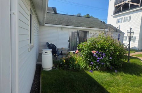 Old Orchard Beach Cottage | 2-bedroom cottage steps from the beach in Old Orchard Beach with AC & an office