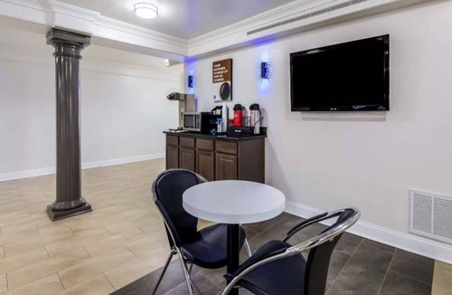 North Little Rock Apartment | 2 Beds|Mobil Acc|Nsmk|MicoFridg