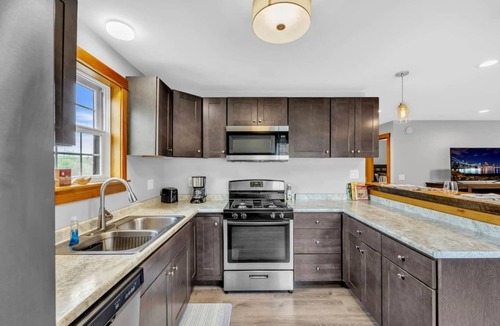 Trenton Apartment | 2 BR Renovated Bayside Apt Trenton! [Bayside Loft]