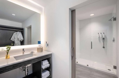 Central Area Hotel | 2 Inviting Studios - Your Ultimate Oregon Experience Near Dinings | Pets Allowed