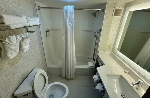 Downtown Albany Hotel | 2 Serene Rooms for Family Stays | Free Onsite Parking & Breakfast