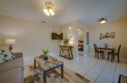 Middle River Terrace Apartment | #2 ✔️ Walk to Wilton Manors! Quiet neighborhood!