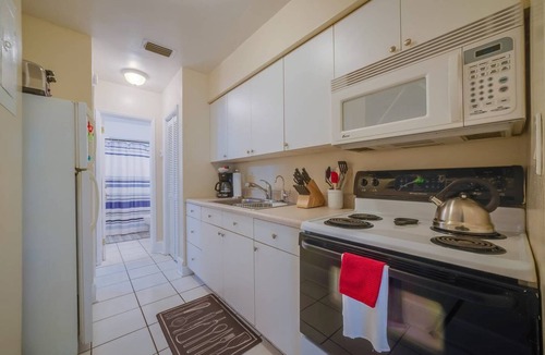 Middle River Terrace Apartment | #2 ✔️ Walk to Wilton Manors! Quiet neighborhood!