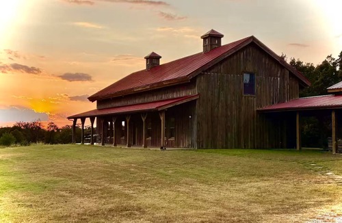 Stillwater House | 20-Acre Elegant Rustic Retreat, Minutes from OSU