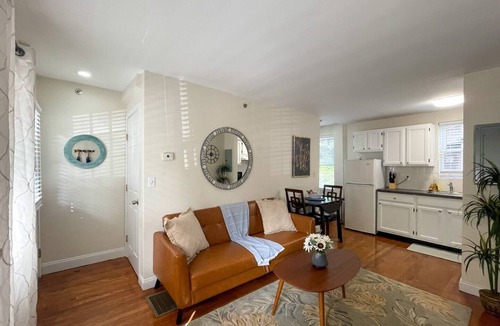 Riverside Apartment | 2Bed, 1.5Bath, Multi-Level Townhouse, Sleeps 6