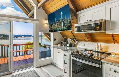 Agate Ski Chalet | 2BR Beachfront A-Frame Retreat | Deck, Views & BBQ