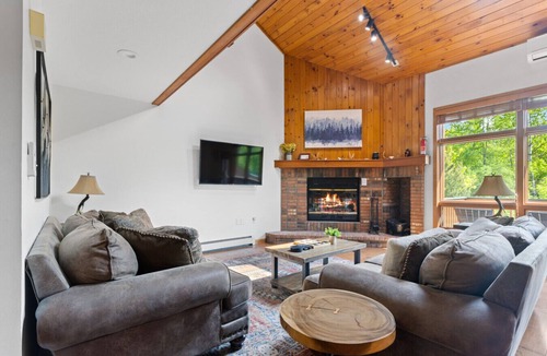 Carroll Condo | 2min to Bretton Woods - 4BD, 2 Dens, Fireplace