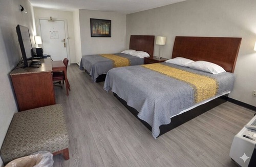 Greenville Hotel | 3 Accommodations for Big Groups near Greenville Public Library | Free Parking