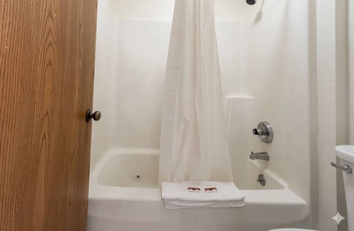 Greenville Hotel | 3 Accommodations for Big Groups near Greenville Public Library | Free Parking