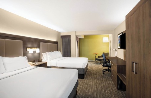 Downtown Albany Hotel | 3 Modern Rooms for Group Stay | Steps from New York State Museum - 0.6mi away